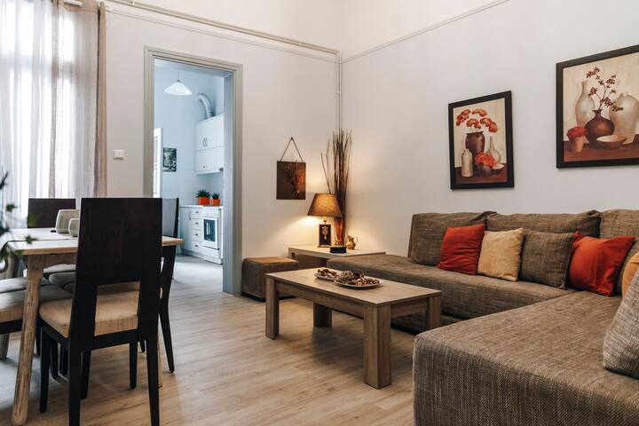 Monastiraki Psiri 3-bdr, 6-10p spacious court yard gallery image 3