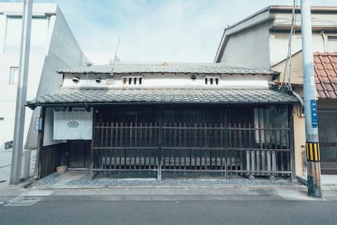 Tsukushuku Tanaka residence is an old house built over 100 years ago facing Himeji Castle. (Barrel s