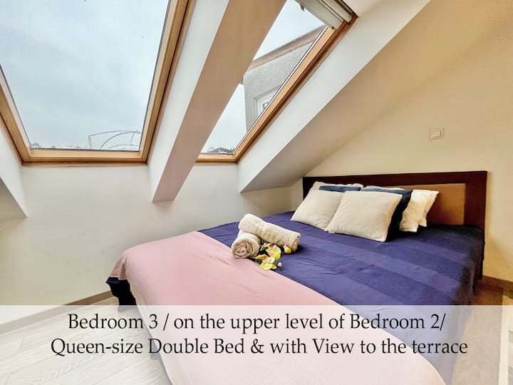 Dormitorio 3: en el nivel superior del dormitorio 2: cama tamaño queen y con vista a la terraza