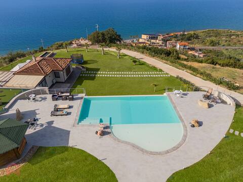 Luxury villa with infinity pool near Cefalù