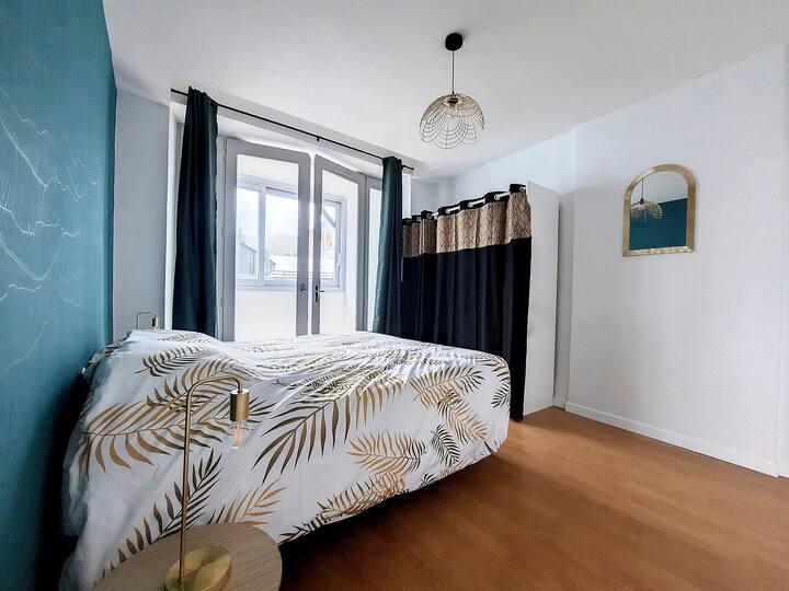 חדר שינה עם מיטה איכותית בגודל 160x200 וחדר הלבשה גדול