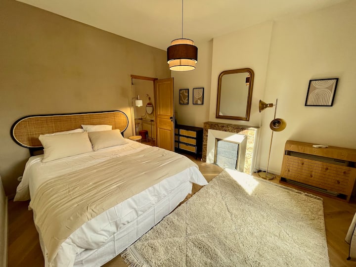 Chambre 5 vintage disposant d’un dressing  et coiffeuse 
lit en 160X200