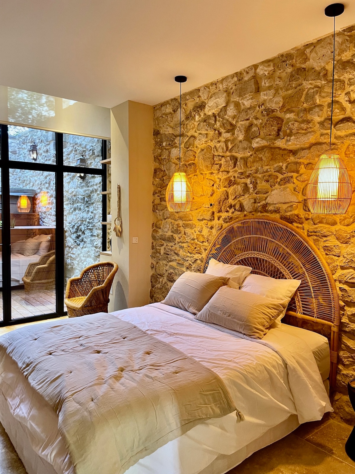 Master suite:
cama de 160 cm X 200 cm
Terraza privada con Jacuzzi al aire libre 
