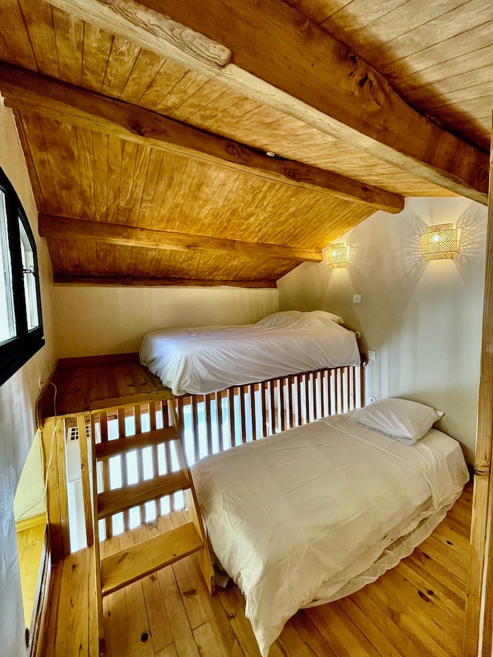 coin nuit du Studio  : 3 personnes
1 lit en 140 cm X 200 cm
1 lit en 90 cm   X 200 cm