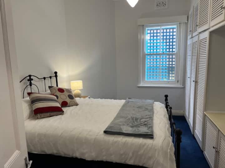 Საწოლი 152 × 203 სმ მეოთხე საძინებელში