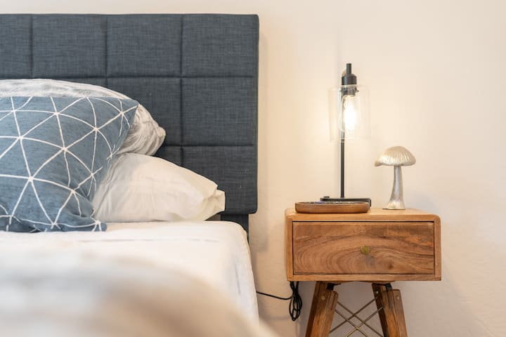 תוכלו למצוא יציאות טעינה למכשירים שלכם על השידה. רק תביאו את הכבלים שלכם!