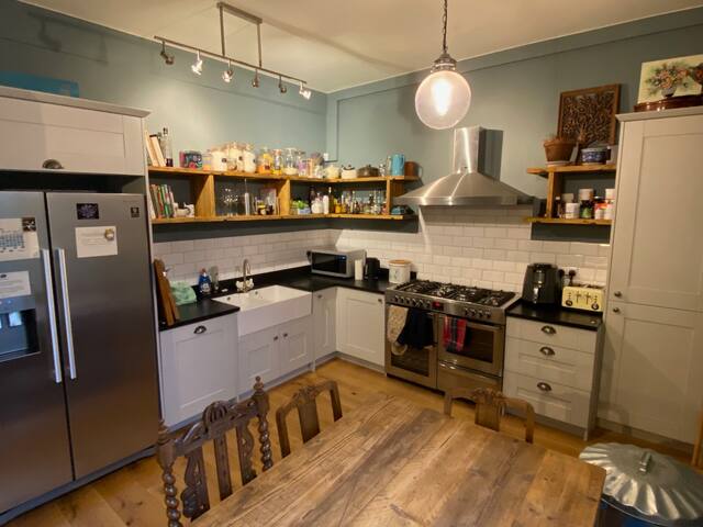 Beautiful 4 bed house near town gallery image 5