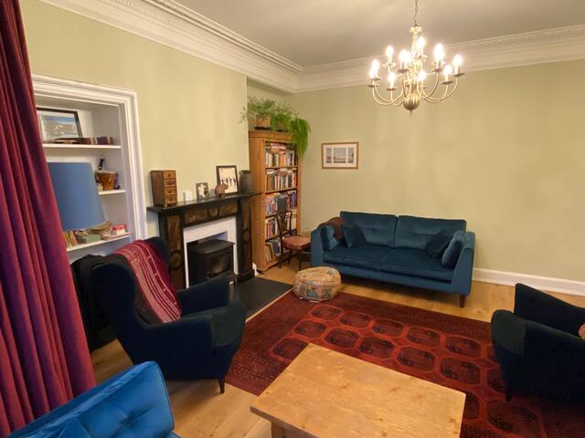 Beautiful 4 bed house near town gallery image 4