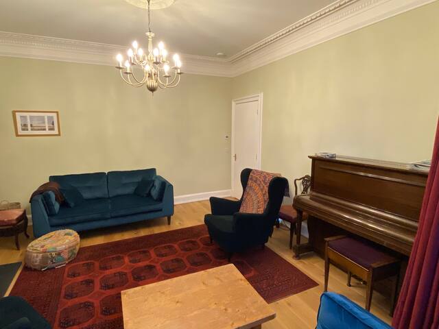 Beautiful 4 bed house near town gallery image 3