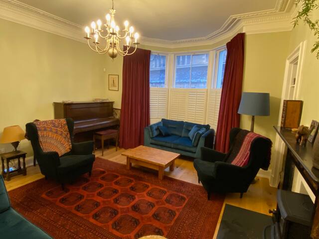 Beautiful 4 bed house near town gallery image 2