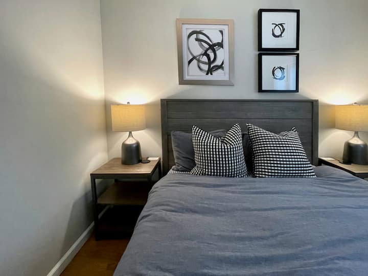 Chumba cha kulala cha pili kiko kwenye ghorofa kuu.