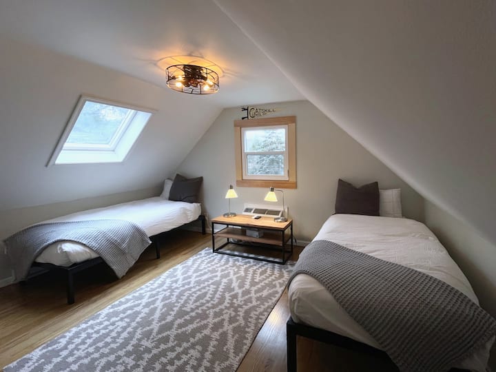 Kwenye ngazi kutoka ghorofa kuu kuna eneo dogo la roshani lililo wazi ambalo linaelekea kwenye chumba cha kulala cha kujitegemea na bafu kamili la ziada. 