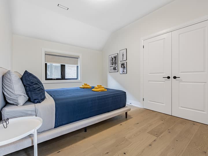 Cuarto dormitorio equipado con un colchón tamaño queen con la parte superior acolchada