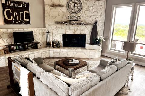 Successful Airbnb property: Hilltop Retreat! in Austin Suburbs
