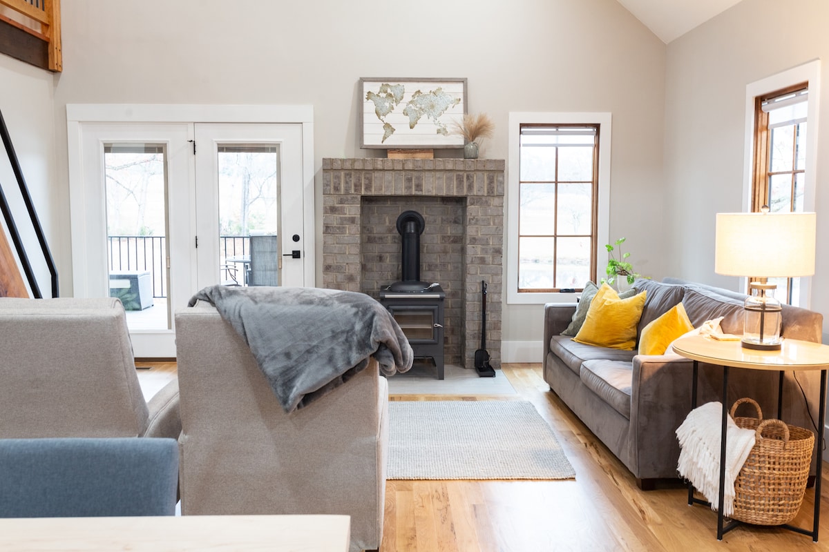 Top performing Airbnb: Cozy Cabin on Grace Lake in Travelers Rest