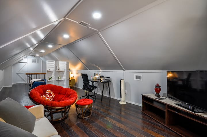 ¡Ubicado arriba, puedes disfrutar de esta sala de estar! Tenemos varias habitaciones con televisores, así que elige dónde quieres relajarte. 