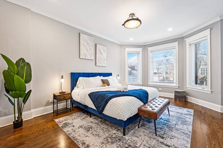 Large LUX 6BD/4BA Home (+garage/patio) gallery image 3