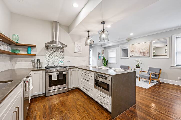 Large LUX 6BD/4BA Home (+garage/patio) gallery image 2