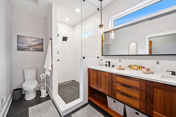 Large LUX 6BD/4BA Home (+garage/patio) gallery image 4