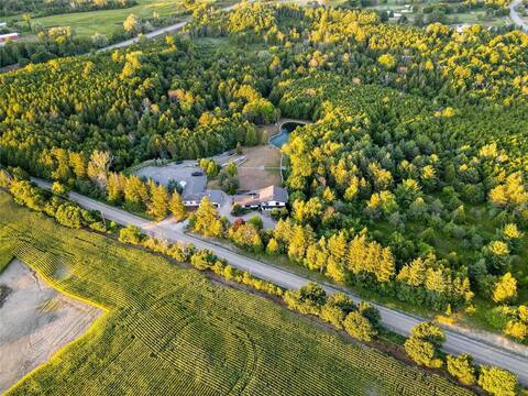 Stunning Farmhouse In Pickering!
