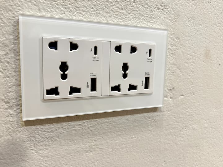 Toma de corriente de pared universal justo sobre la mesa