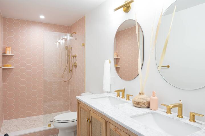 Big + Bright | walk to beach | ocean views gallery image 3