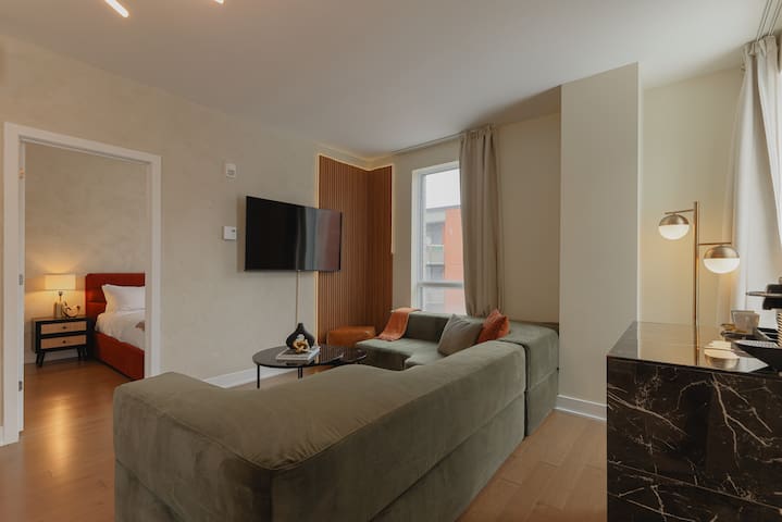 Luxury 2BR Suite Downtown | Walk to Old-Port