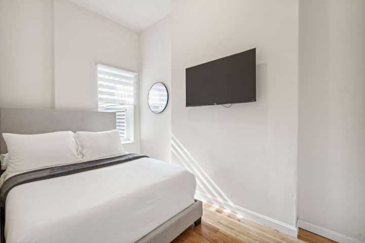 Seconda camera da letto confortevole e spaziosa.