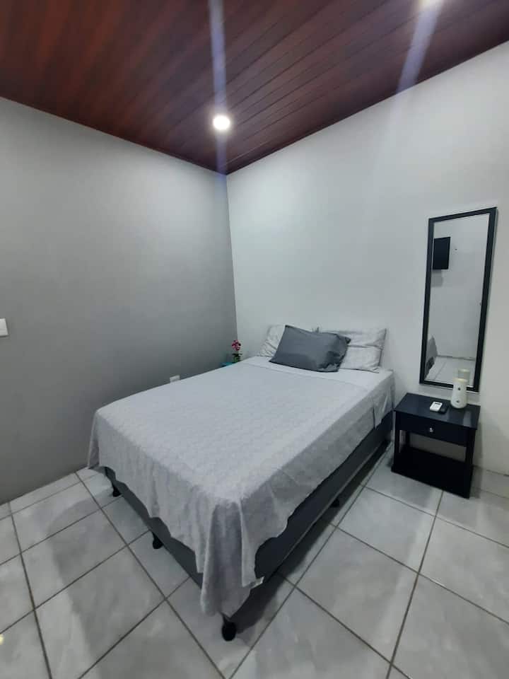 Room with double bed, area to work or study comfortably, air conditioning, TV, wifi, a shared bathroom inside the room.
Everything you need for a pleasant stay!