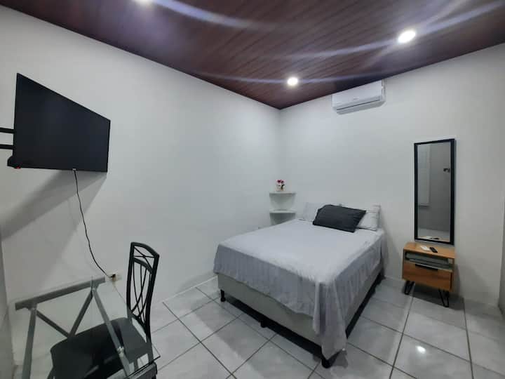 Room with double bed, area to work or study comfortably, air conditioning, TV, Wi-Fi and Netflix for you to relax and enjoy. A shared bathroom inside the room.
Everything you need for a pleasant stay!