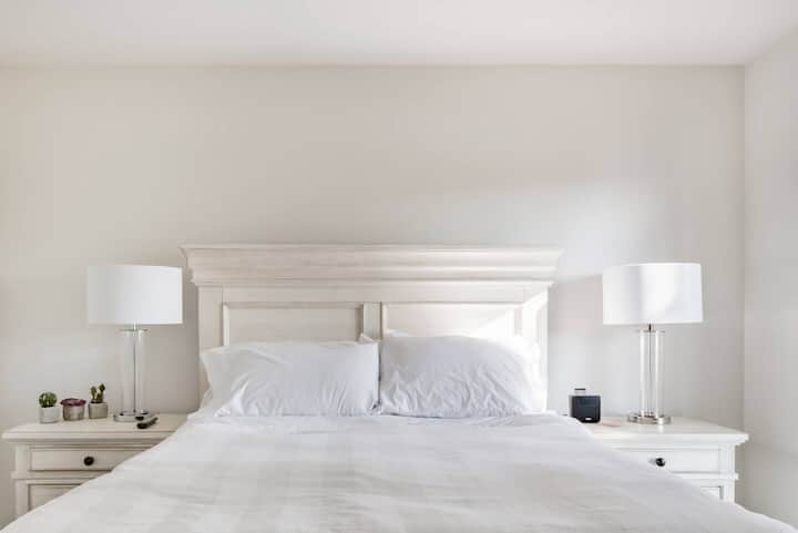 CHUMBA KINGINE CHA KULALA CHA KIFAHARI KILICHO NA KITANDA AINA YA QUEEN NA TELEVISHENI MAHIRI ILIYOWEKWA UKUTANI...