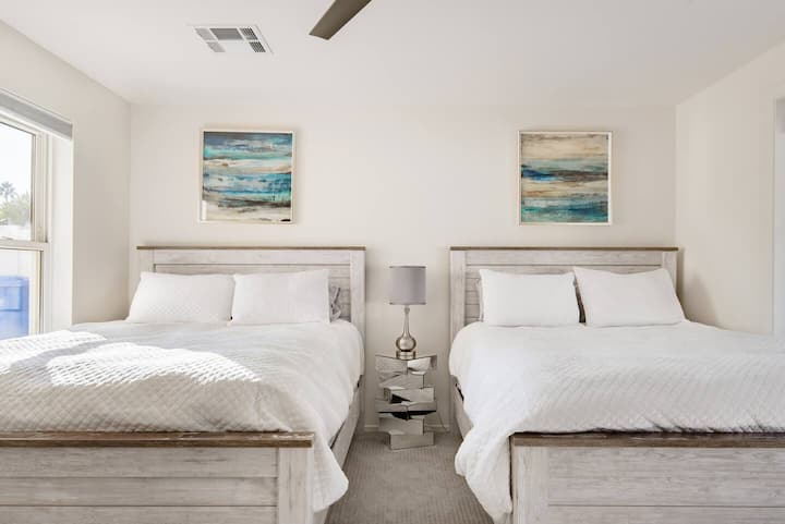 CHUMBA CHA KULALA CHA KIFAHARI CHENYE VITANDA VIWILI VYA KIFALME NA TELEVISHENI MAHIRI ILIYOWEKWA UKUTANI...