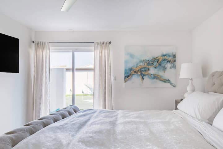 CHUMBA KIKUBWA CHA KULALA CHENYE NAFASI KUBWA CHENYE KITANDA CHA KIFALME, KABATI LA KUINGIA NA TELEVISHENI MAHIRI ILIYOWEKWA UKUTANI...