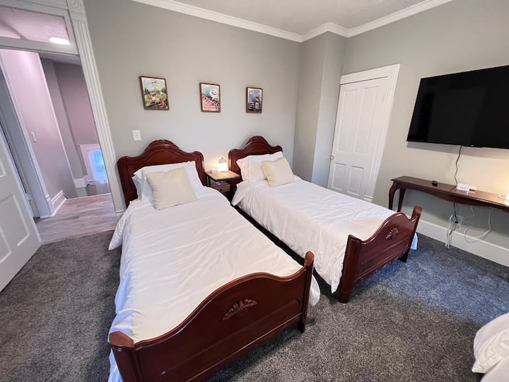 Dvostruki XL kreveti za više osobe.
(Ja sam na granici sitnice pa nisam jedan od njih >_<)