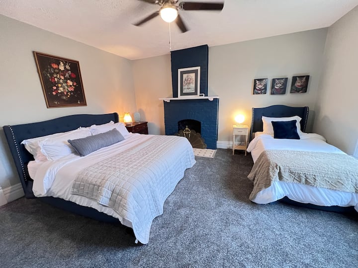 Drugi glavni apartman s umjetnim kaminom, 1 bračnim krevetom, 1 bračnim krevetom i kupaonicom pune veličine.