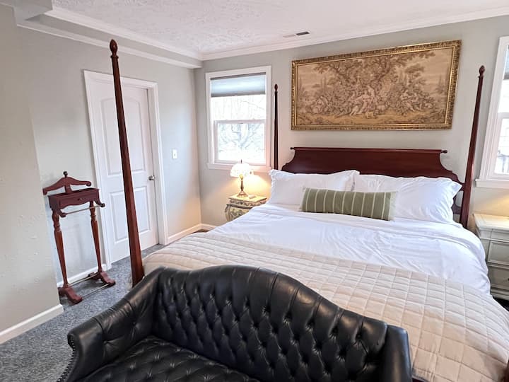 Glavni apartman nalazi se na katu s bračnim krevetom (širine 150-179 cm).