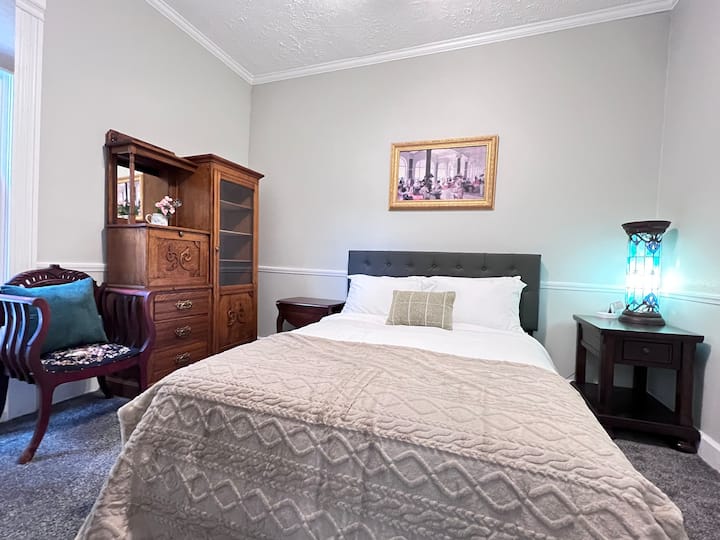 Spavaća soba nalazi se u prizemlju i pogodna je za one koji ne žele ići stepenicama ili samo uživati u samoći od bučne djece na katu.