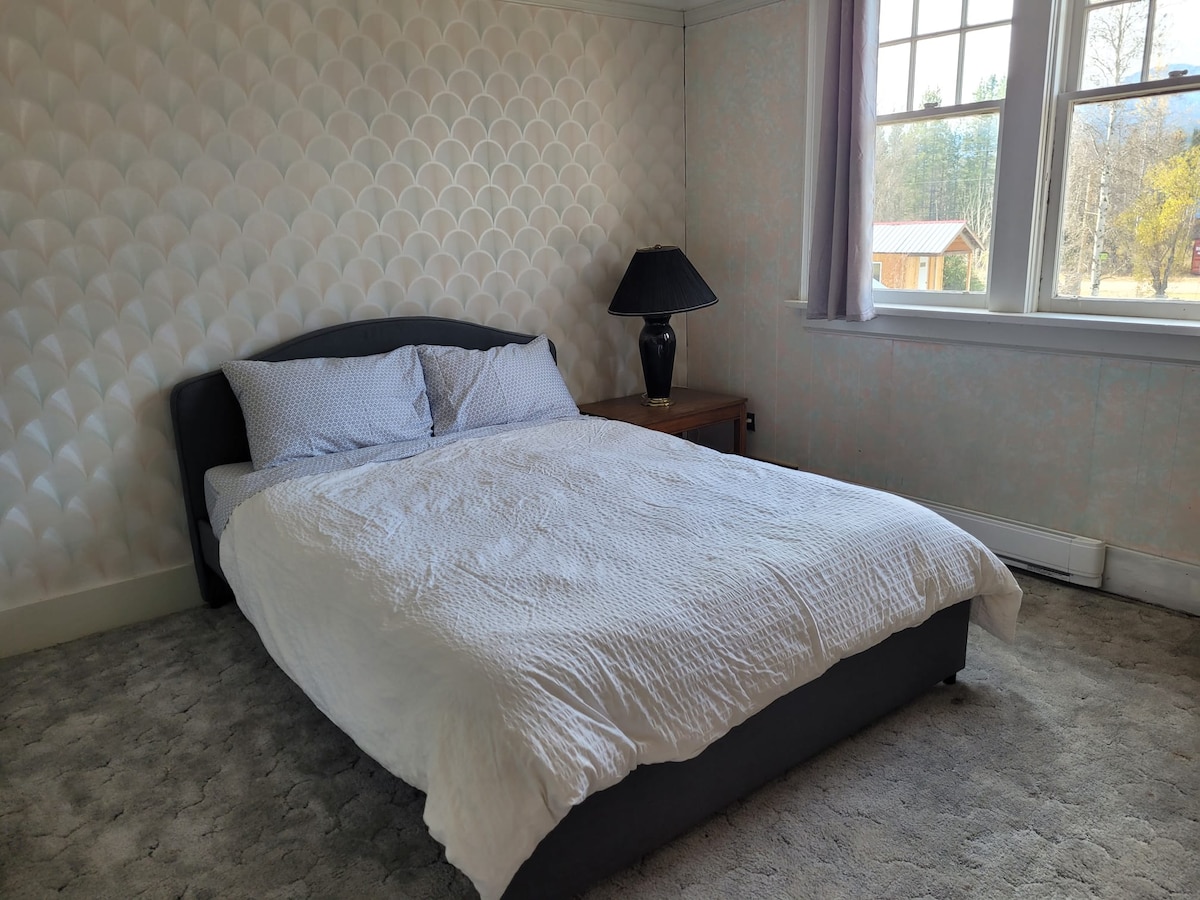 第四间卧室标准双人床