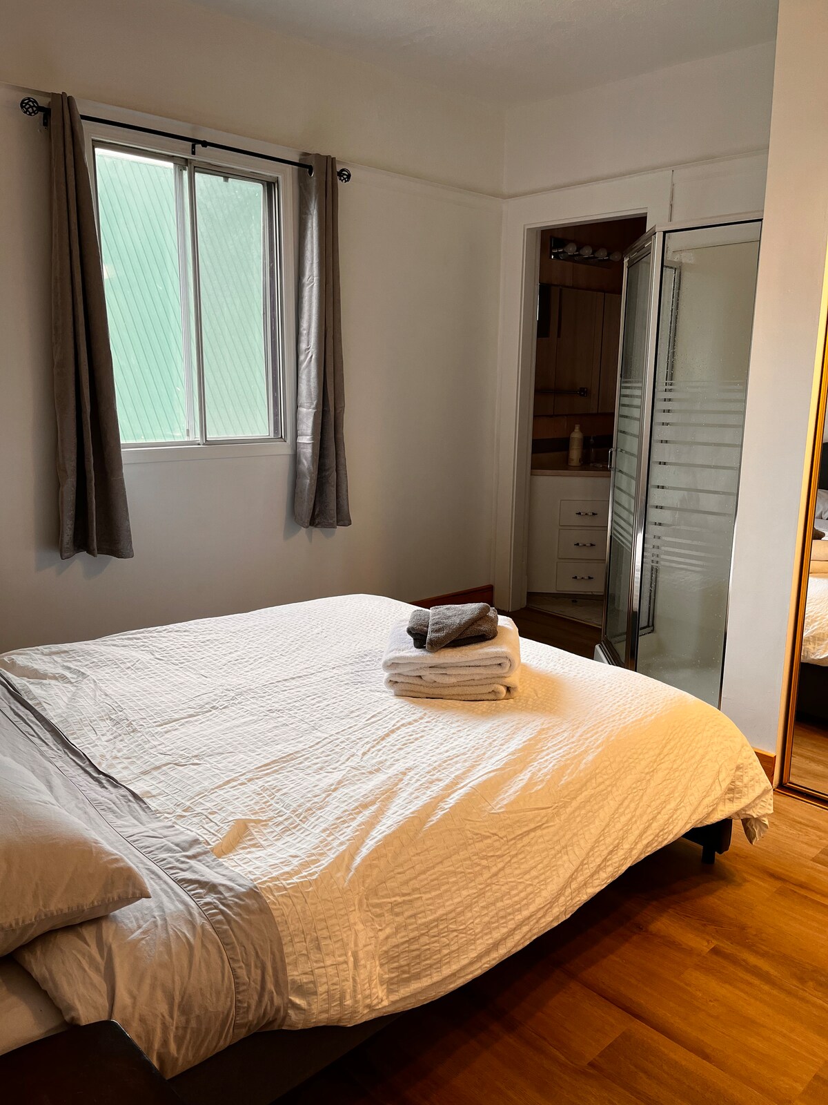 主卧室景观，带淋浴间和卫生间