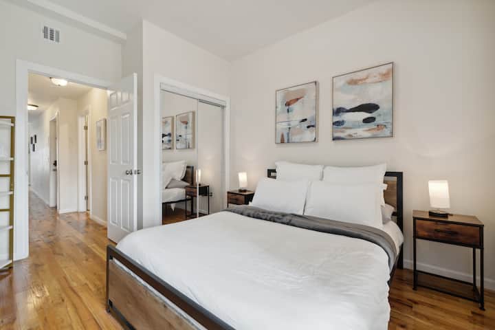 主卧设备齐全，配有壁橱。