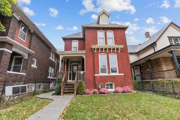 7BR house, 19 ppl |DT Windsor| W/D + Free Parking