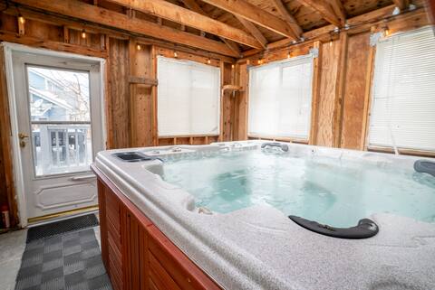 7. (House) Hot Tub|Game Room|5 large TVs|Fast WiFi