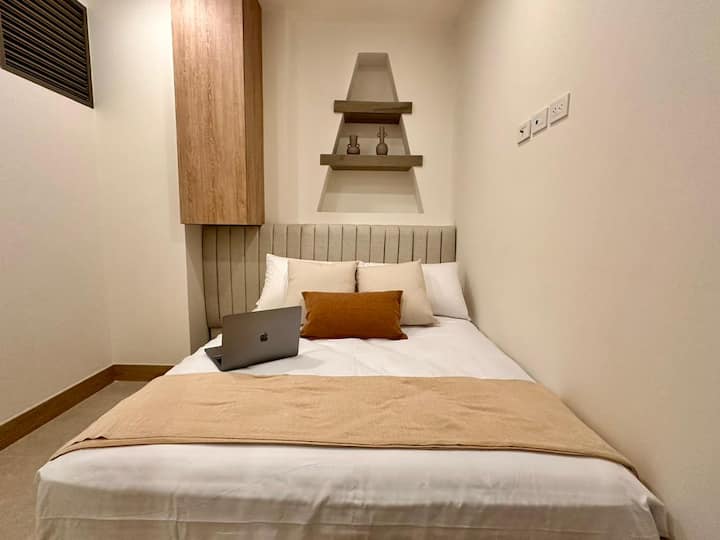 Chumba cha Pili chenye Kitanda cha Watu Wawili na Kabati ili uweke vitu vyako.