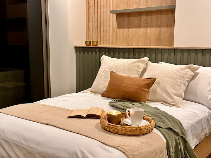 Kitanda cha chumba kikuu kilicho na godoro la ergonomic na mito 4 yenye starehe. Pia iko kwenye kitanda kidogo, suluhisho bora kwa familia kubwa au kuwaweka watoto wako karibu wakati wa usiku.