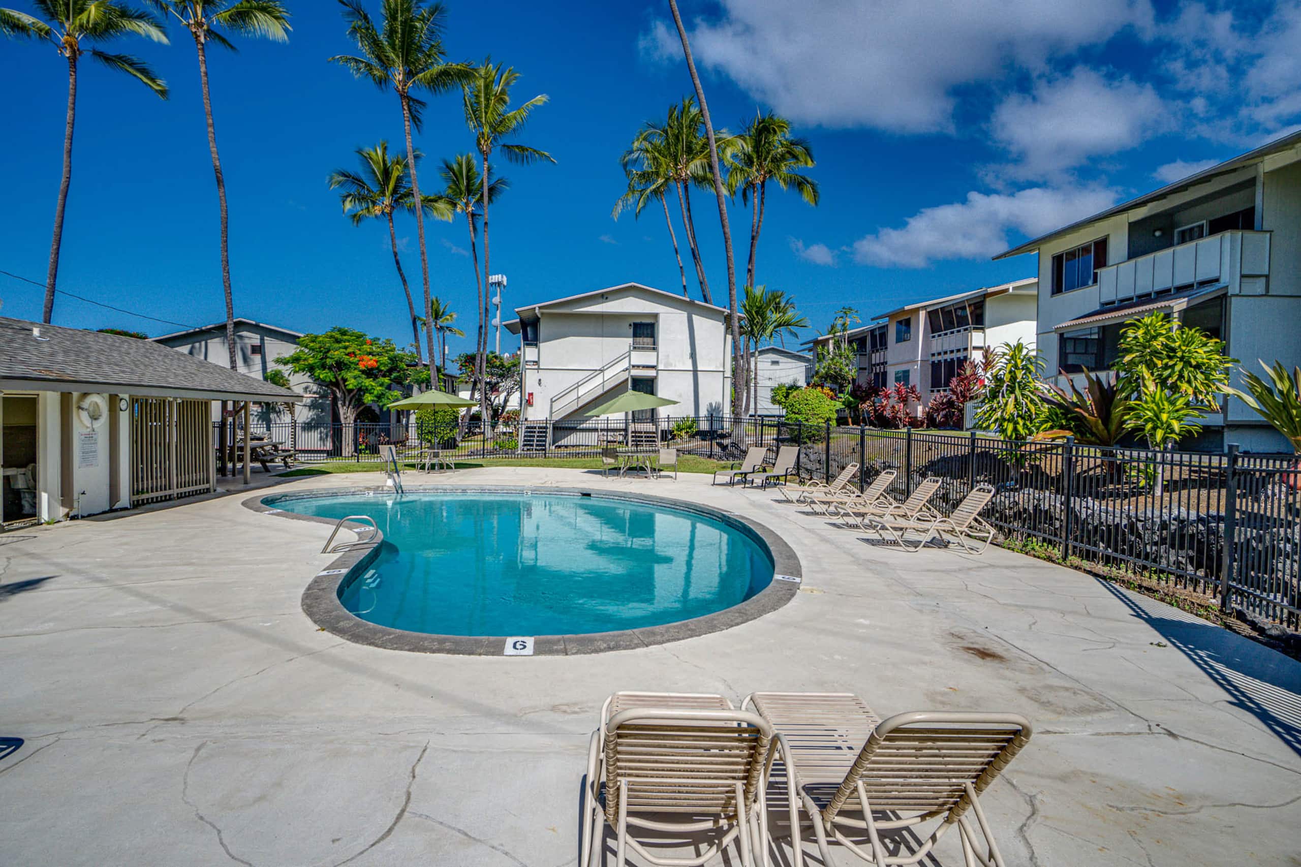 Condo in Kailua-Kona · ★4.67 · 2 bedrooms · 2 beds · 1 private bath - Image 15