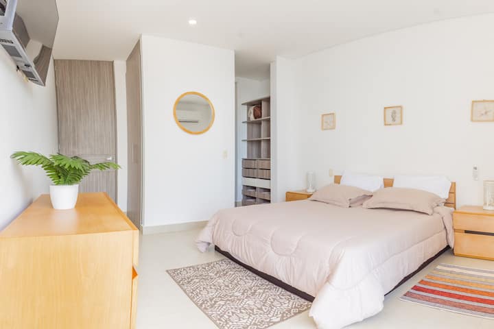 Habitación principal con balcón y vista al mar