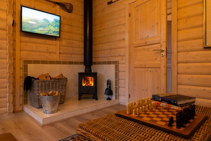 Wij bieden een mand met houtblokken, aanmaakhout en natuurlijke aanmaakblokjes. Het houten huisje heeft ook elektrische radiatoren.