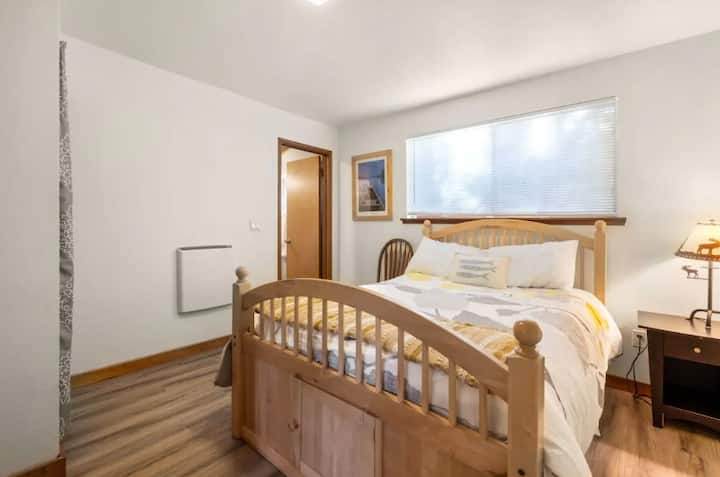 חדר השינה השני בקומה העליונה עם אמבטיה מלאה משלו.