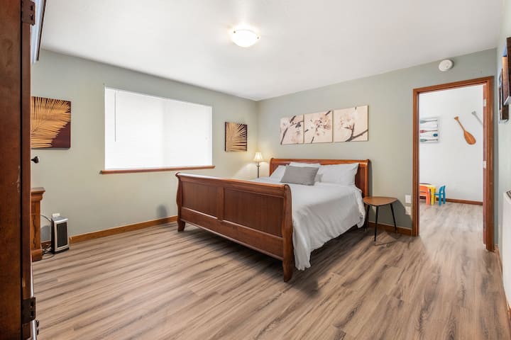 חדר שינה ראשי בקומה העליונה עם מיטת קינג סייז נוחה.