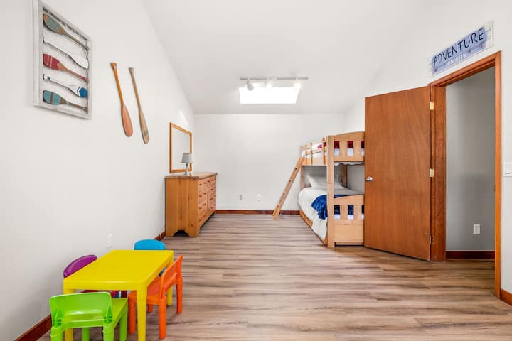 חדר ילדים עם שלוש מיטות זוגיות.